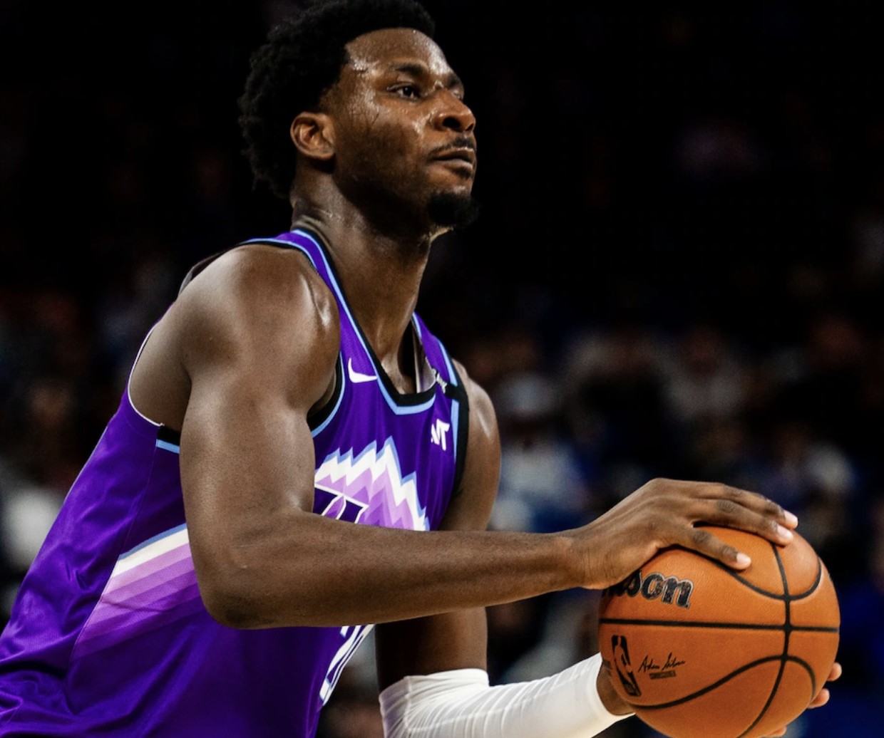 官方：小贾伦接受手术移除左膝局部滑膜炎肿块，四周后复查